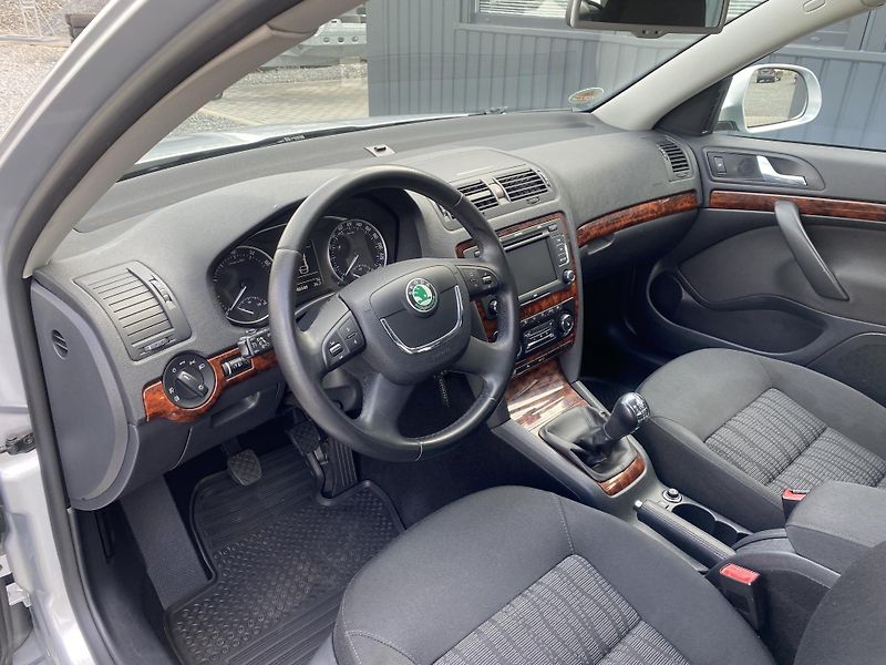 Škoda Octavia 1.4 TSI 90kW -ELEGANCE-PDC-ALU - fotka 17 z 44