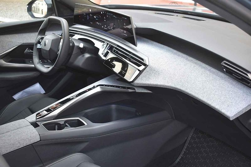 Peugeot 5008 v nové generaci narostl.