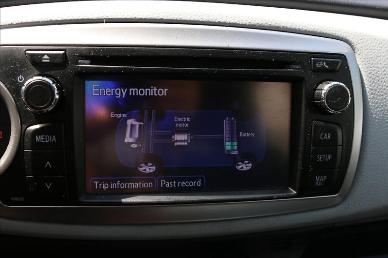 Toyota Yaris 1,5 Hybrid, Automat - fotka 26 z 40