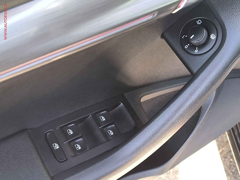 Škoda Octavia (2018) 1.6 TDi, Style, DSG, LED - fotka 22 z 26