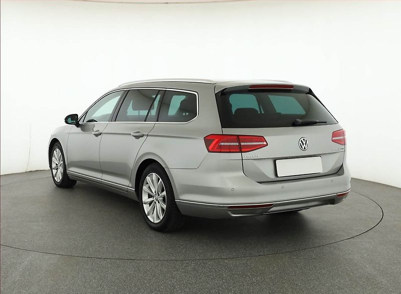 Volkswagen Passat (2015) Highline 2.0 TDI, Automat - fotka 4 z 16