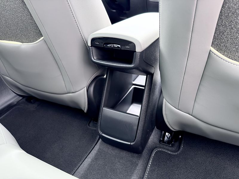 Volvo EX30 P8 CC AWD ULTRA / + sada pneu  - fotka 22 z 52