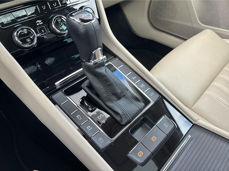 Škoda Superb L&K 2.0 TDI 147kW DSG 4x4 - fotka 17 z 28