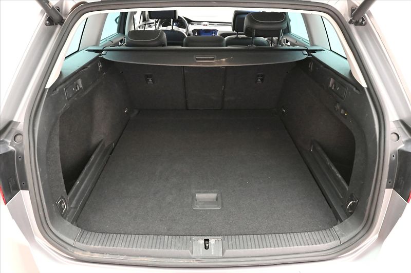 Volkswagen Passat 2,0 TDI 147kW DSG Elegance Zár - fotka 9 z 25
