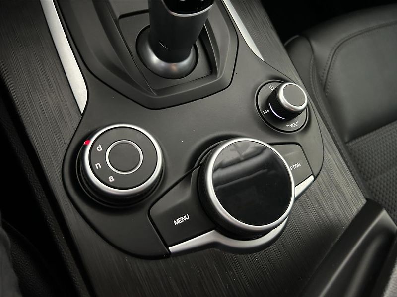 Alfa Romeo Stelvio 2,2   JTD 132kW,AUTOMAT,SERVIS - fotka 23 z 30