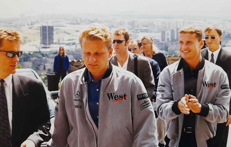 David Coulthard se v červnu roku 1999 stal čestným patronem Autodromu Most. Na snímku je rpři setkání s fanoušky.