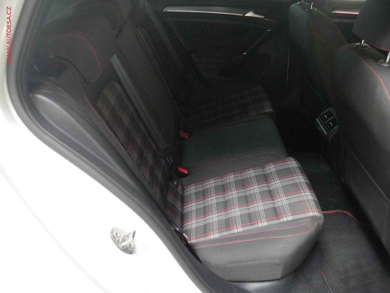 Volkswagen Golf (2017) 2.0 TSi, LED, park.čidla - fotka 11 z 20