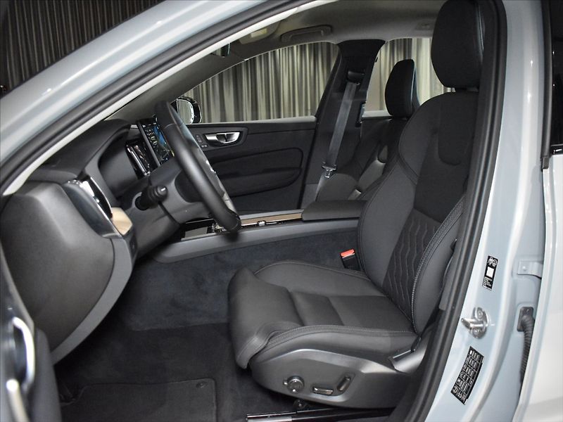 Volvo XC60 2,0 B5 AWD PLUS BLIS,Bezklíč - fotka 8 z 23