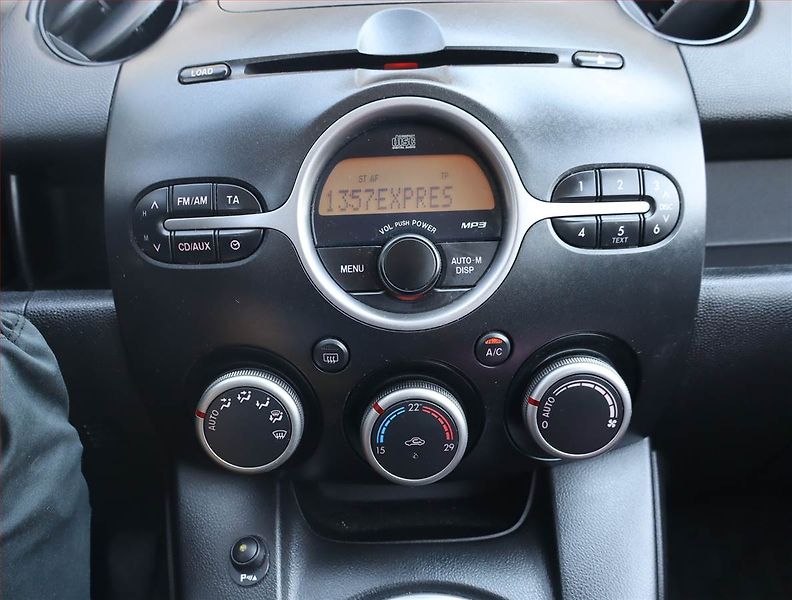 Mazda 2 (2009) 1.3 i, Park. senzory - fotka 12 z 16