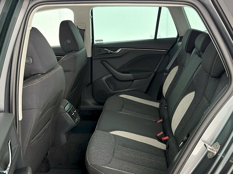 Škoda Kamiq (2025) DSG 1.5TSI 110kW Top Selection - fotka 8 z 31