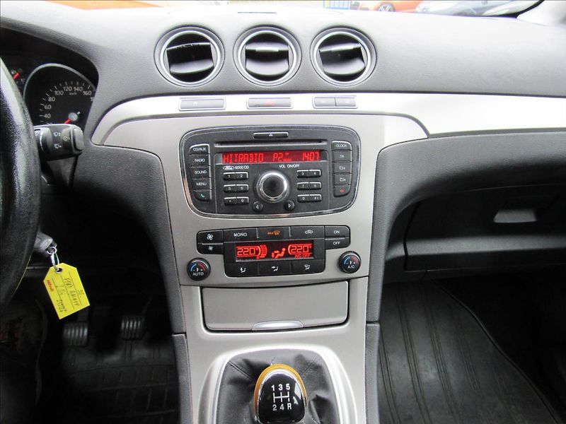 Ford Galaxy 2,0 i Comfort 107KW 7 Míst - fotka 16 z 27