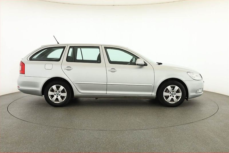 Škoda Octavia (2012) Ambition 1.6 TDI, Tempomat - fotka 6 z 13