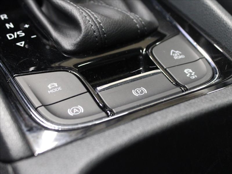 Škoda Karoq 2,0 TDI Style+ 4x4 DSG perleť - fotka 28 z 40