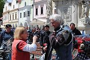 Třeboňské Masarykovo náměstí bylo motorkami doslova našlapané. Stovkám strojů požehnal tamní kaplan Jiří Kalaš.