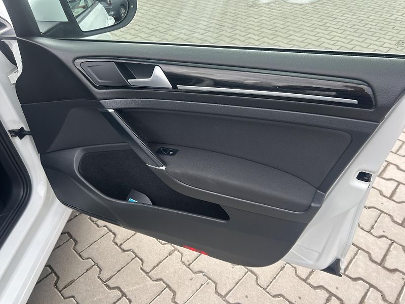 Volkswagen Golf Variant 2,0TDi Highline NAVI LEDMATRIX - fotka 37 z 69