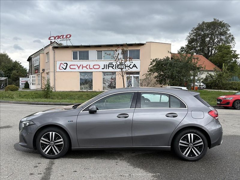 Mercedes-Benz Třídy A 1,3 250e Full Led,Navi,Výhřev - fotka 41 z 43
