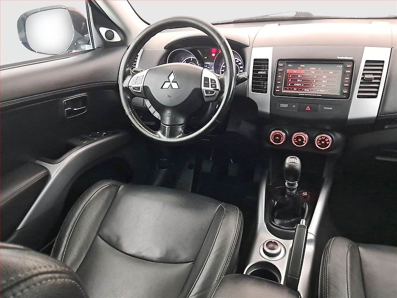 Mitsubishi Outlander (2011) 2.2 DI-D, 7 míst, Navi - fotka 7 z 17