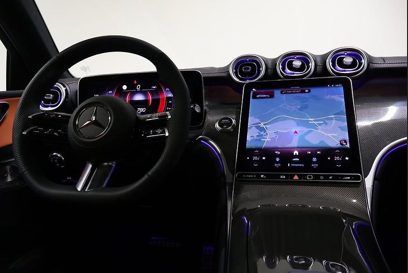 Mercedes-Benz GLC 300 Coupé 4MATIC AMG Pano HuD - fotka 9 z 28