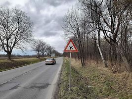 Nedaleko Ostravy je u letiště v Mošnově značka upozorňující na letadla.