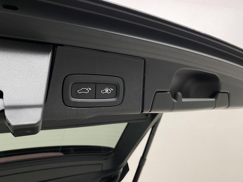 Volvo XC60 T8 AWD RECHARGE DARK ULTRA CZ - fotka 35 z 67