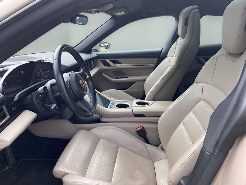Porsche Taycan Taycan 4S - fotka 14 z 25