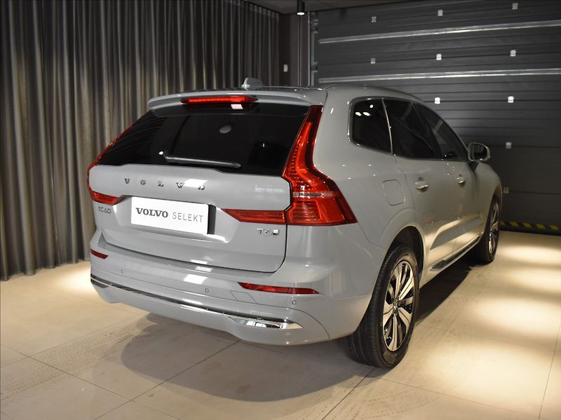 Volvo XC60 2,0 T6 AWD Plus - fotka 4 z 24