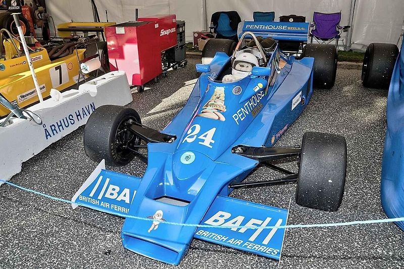 Vpředu Emerson Fittipaldi s vozem Fittipaldi FD04 a za ním Rupert Keegan s vozem Hesketh 308E při GP Monaka 1977.