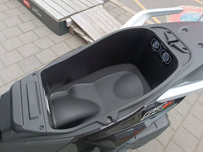 Aprilia (2026) SR GT 400 Rugget Black - fotka 9 z 9