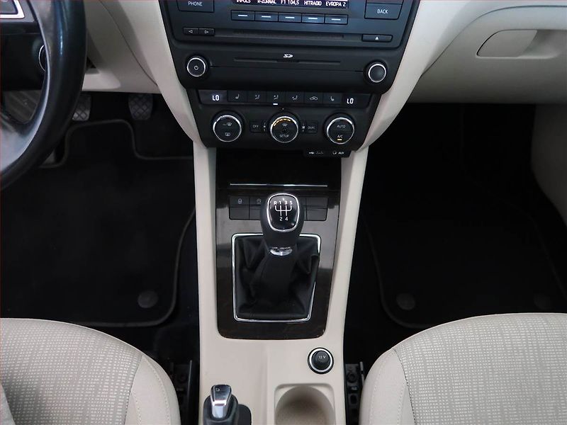 Škoda Octavia (2013) Elegance 1.6 TDI, Tempomat - fotka 12 z 17