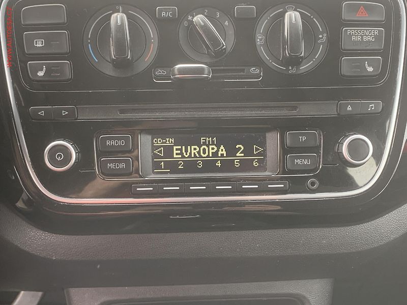 Volkswagen up! (2012) 1.0i, AC, výhřev sed - fotka 15 z 18