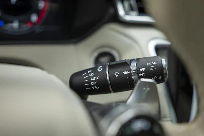Land Rover Range Rover Velar P380 280 kW R-Dynamic - fotka 18 z 37