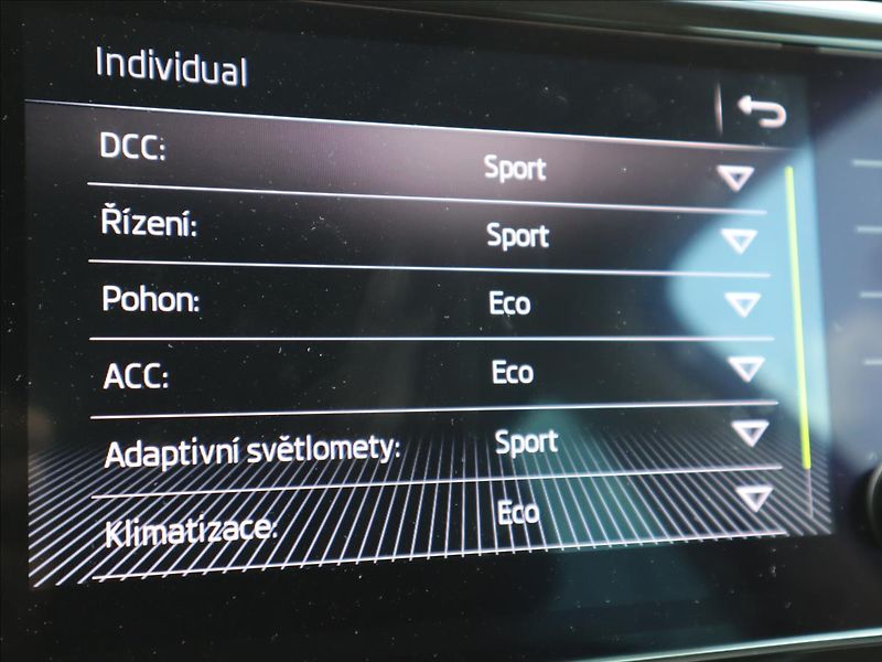 Škoda Superb 2,0 TDI DSG ACC DCC Kamera LED - fotka 41 z 58