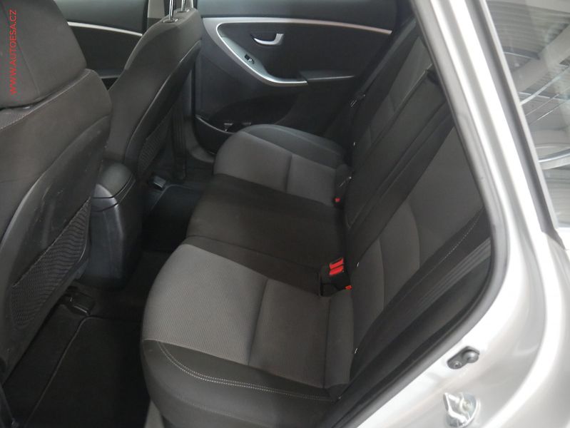 Hyundai i30 (2015) 1.6CRDi, ČR, autoAC - fotka 10 z 17