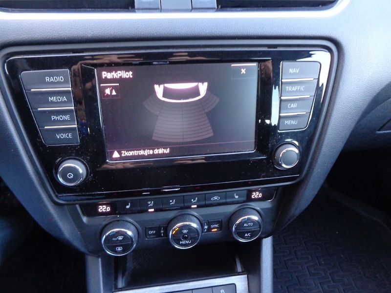 Škoda Octavia Combi SCOUT 2.0 TDI DSG 4x4  1 - fotka 16 z 25