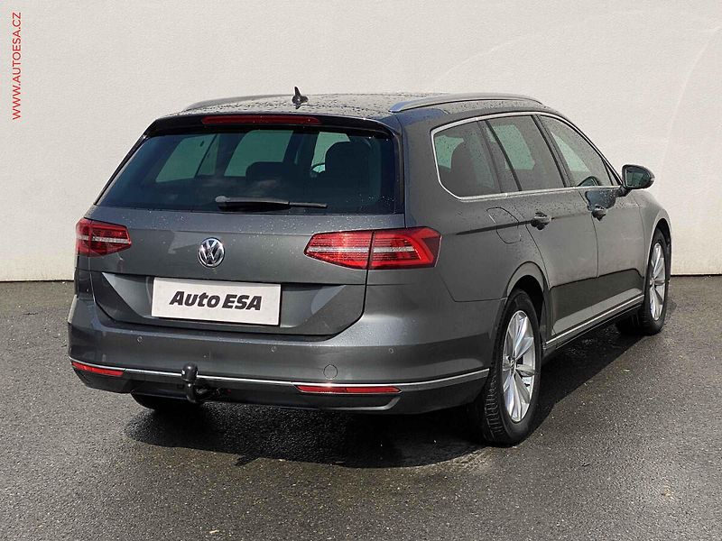Volkswagen Passat (2016) 2.0 TDi, Highline, panor - fotka 4 z 20