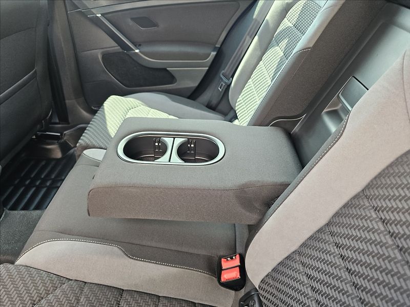 Volkswagen Golf 1,4TSi R-Line Webasto NAVI - fotka 27 z 43