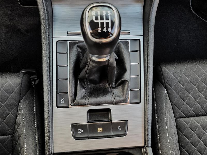 Škoda Superb 1,5 zálohováno - fotka 35 z 50