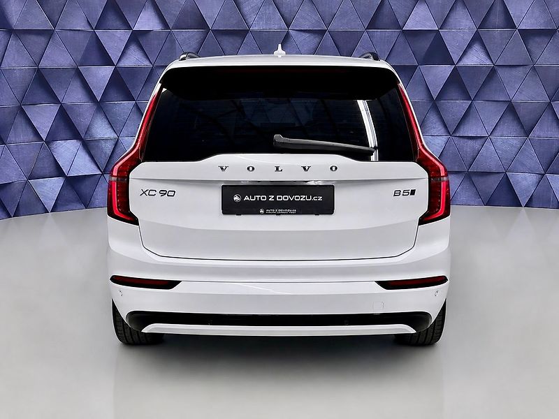 Volvo XC90 B5 AWD PLUS DARK PREMIUM, PANO - fotka 5 z 34