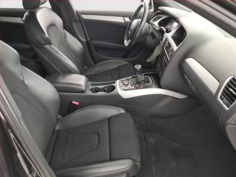 Audi A4 (2011) S-Line 2.0 TDI, Xenony - fotka 9 z 17