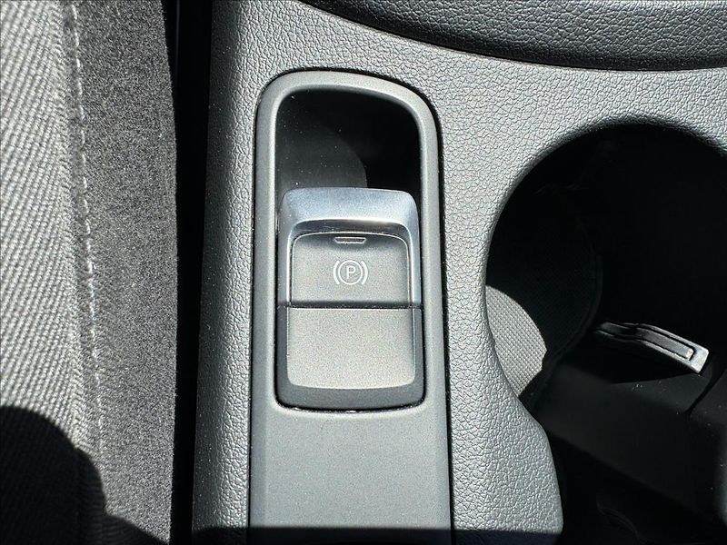 Audi Q3 2,0 TDi 103kW Xenon,Výhřev,Nav - fotka 9 z 33
