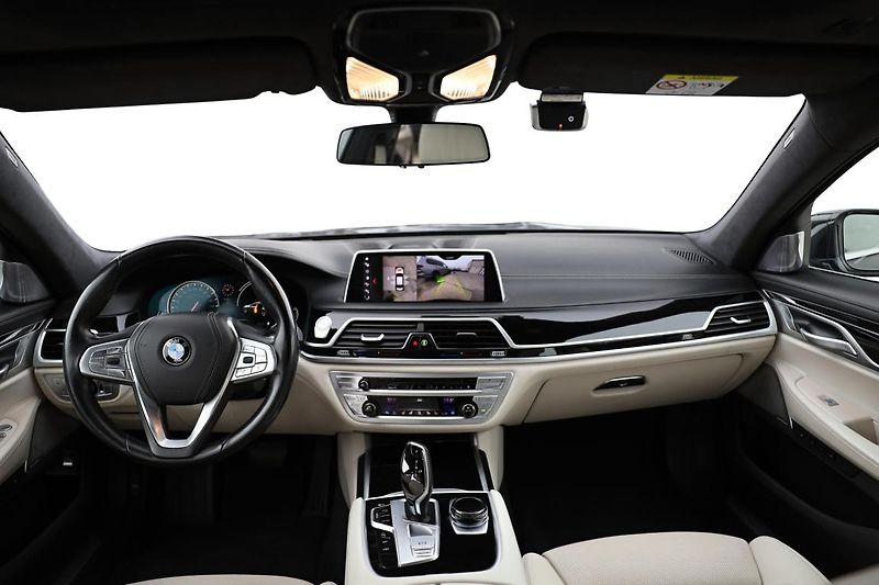 BMW Řada 7 750Li xDrive - fotka 11 z 17