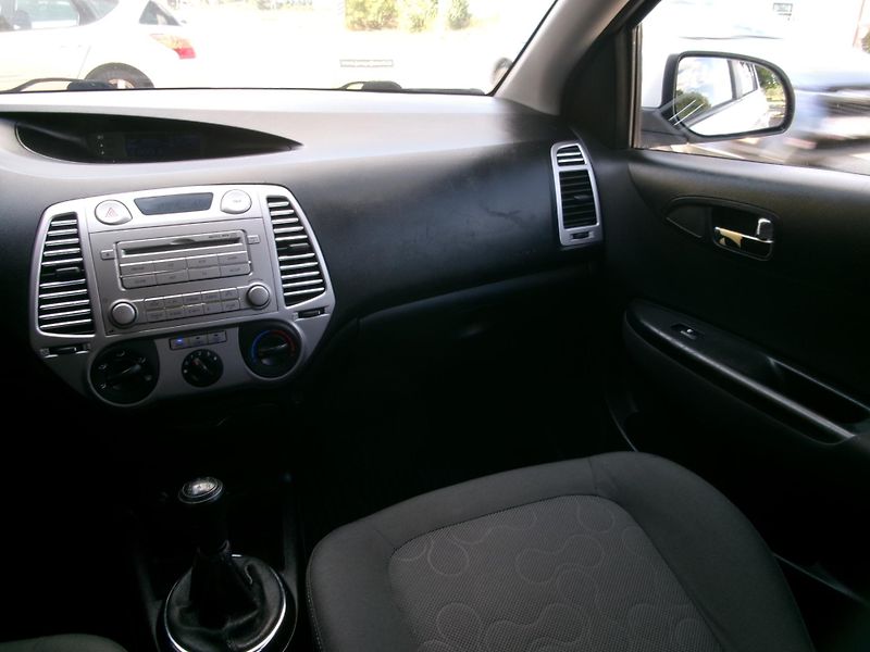 Hyundai i20 (2012) 1,2i KLIMA ČR ISOFIX - fotka 14 z 27