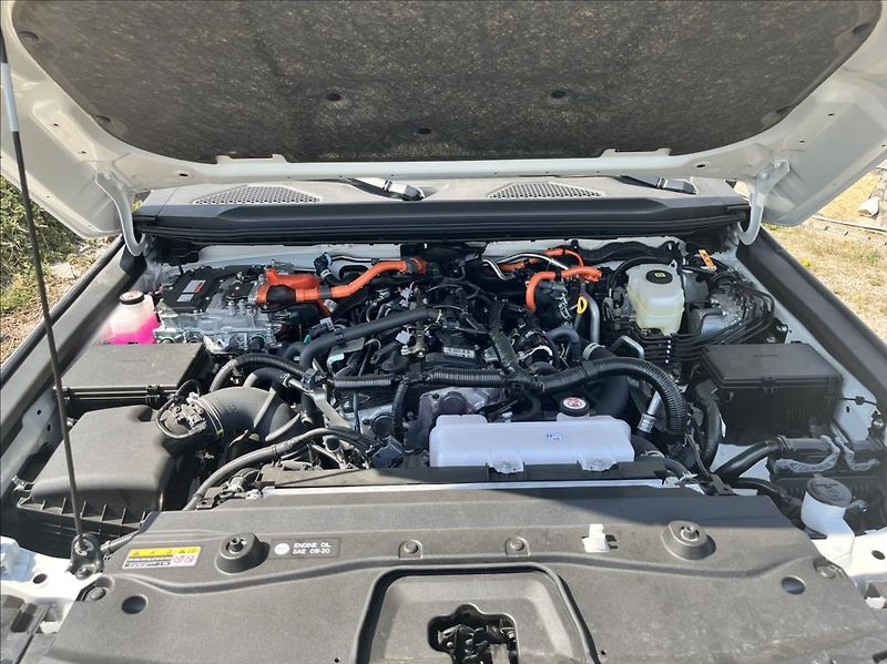 Toyota Land Cruiser 2,4 i-FORCE MAX HEV - fotka 39 z 48