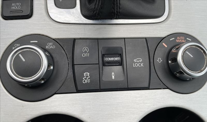 Volkswagen Touareg 3,0 TDi,V6,180kW,4x4,STK 5/28 - fotka 26 z 28