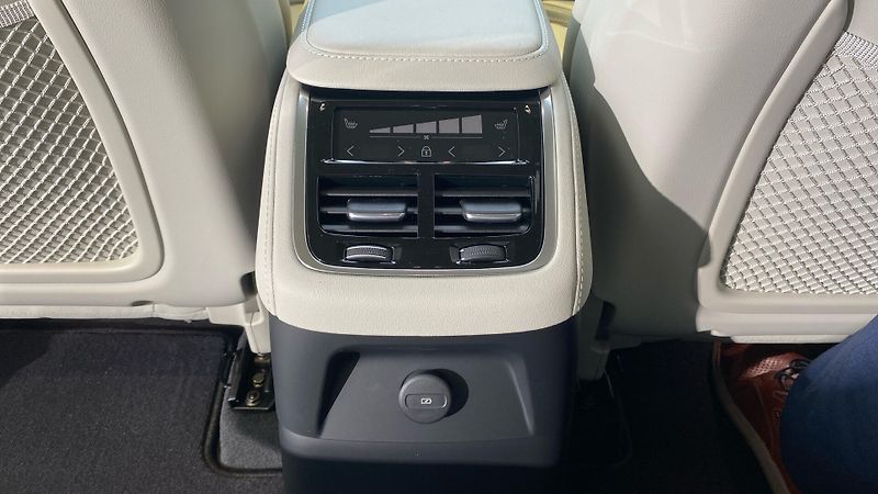 Volvo XC90 (2025) PLUS DARK, T8 AWD, 228+107 kW - fotka 13 z 15