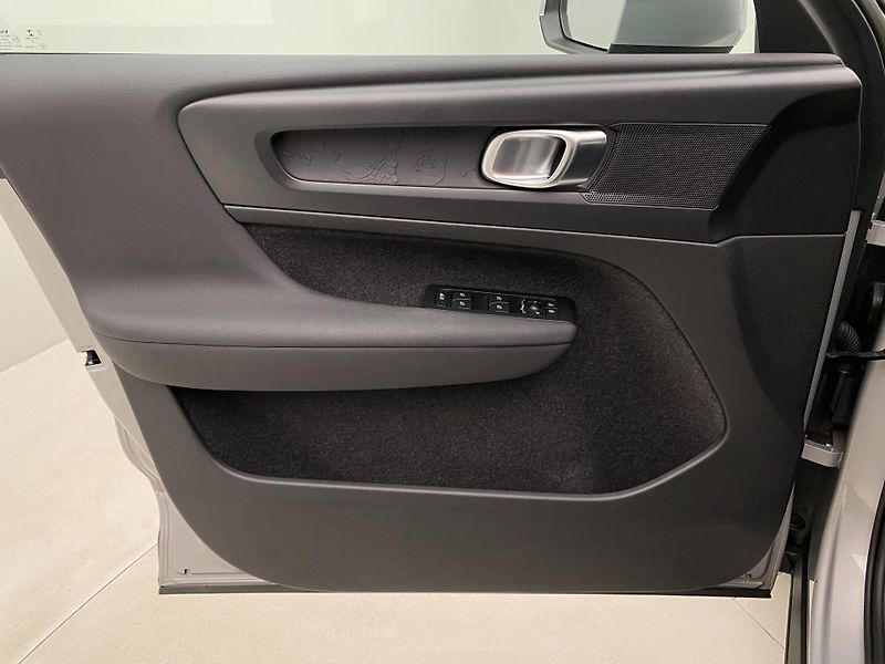 Volvo XC40 T2 ESSENTIAL  - fotka 7 z 37