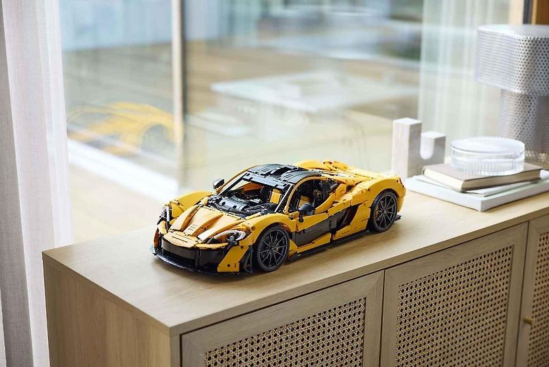 Replika McLarenu P1 v reálné velikosti se skládá z 342 817 dílků, váží přibližně 1220 kilogramů.
