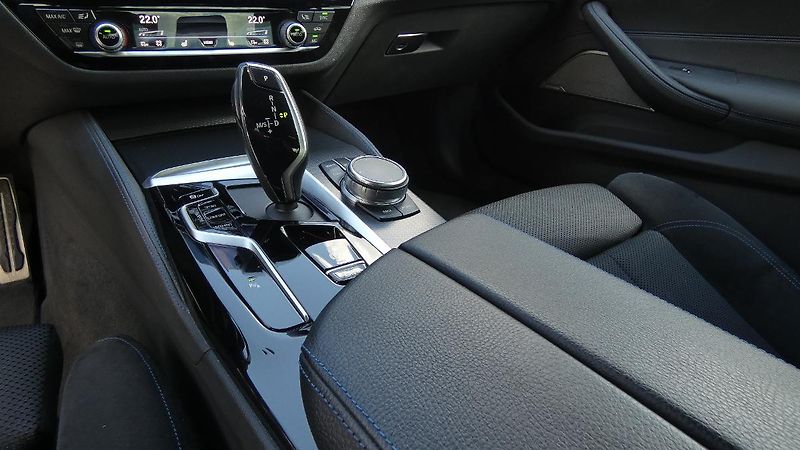 BMW Řada 5 550i xDrive M Sport - fotka 6 z 26