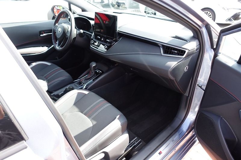 Toyota Corolla 1,8 HEV GR Spot - fotka 12 z 31