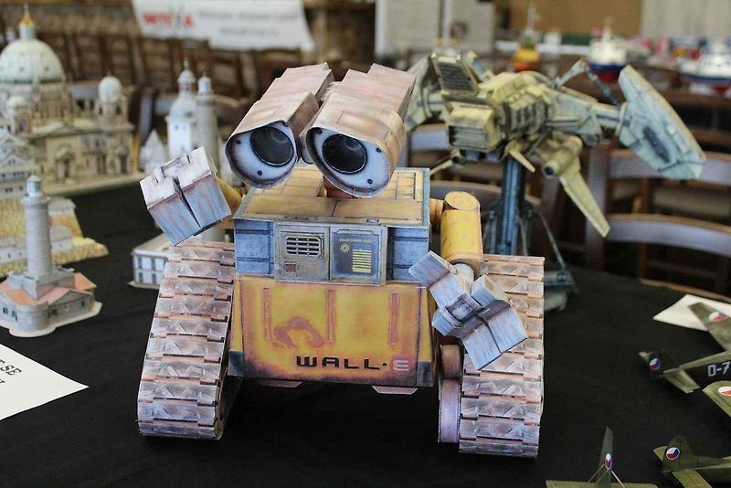 Papírový model buldozeru Caterpillar.